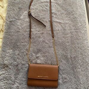•Brown Crossbody Bag
•Michael Kors